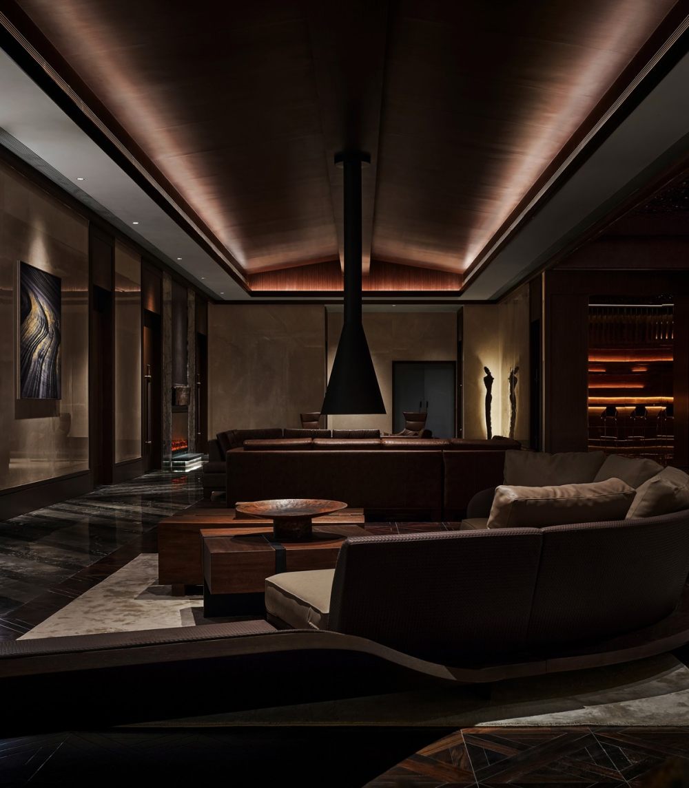 美國(guó)的波浪谷，因其砂巖上的紋路像波浪一樣，因此得名。這是一個(gè)由數(shù)百萬(wàn)年的風(fēng)、水和時(shí)間雕琢砂巖而形成的 產(chǎn)物，在大自然的洗禮下，使得巖表面形成黑色、灰色、紅色、咖啡色和土黃色的條紋。